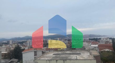 Дом с апартаментами в Шушани с видом на море