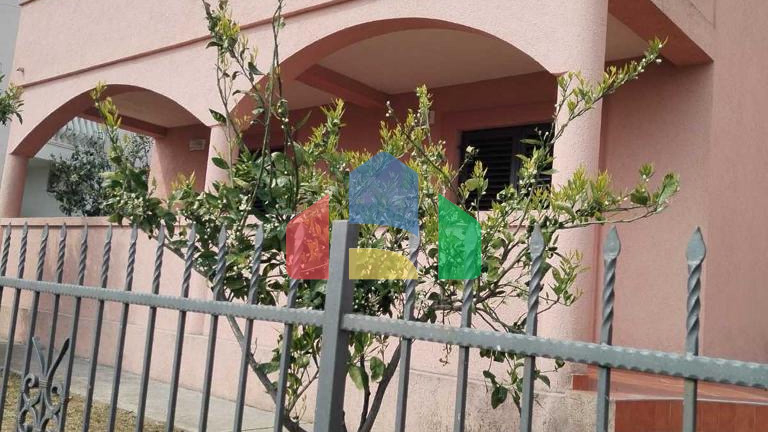 Дом с апартаментами в Шушани с видом на море