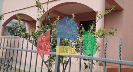 Дом с апартаментами в Шушани с видом на море