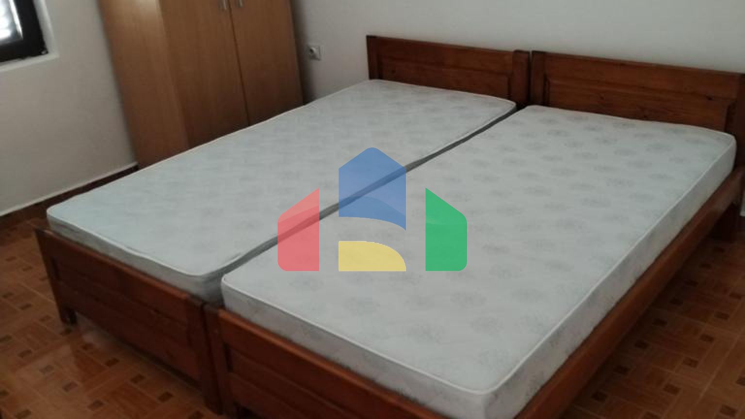 Дом с апартаментами в Шушани с видом на море