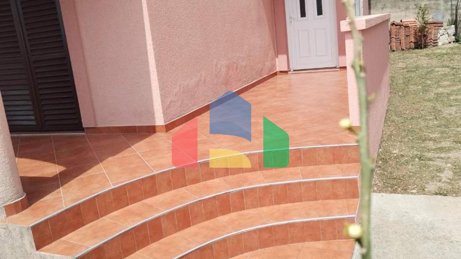 Дом с апартаментами в Шушани с видом на море