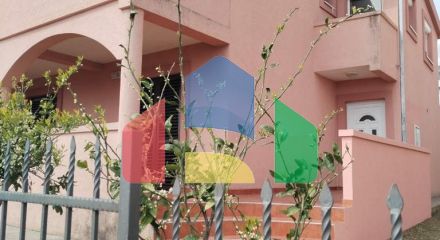 Дом с апартаментами в Шушани с видом на море