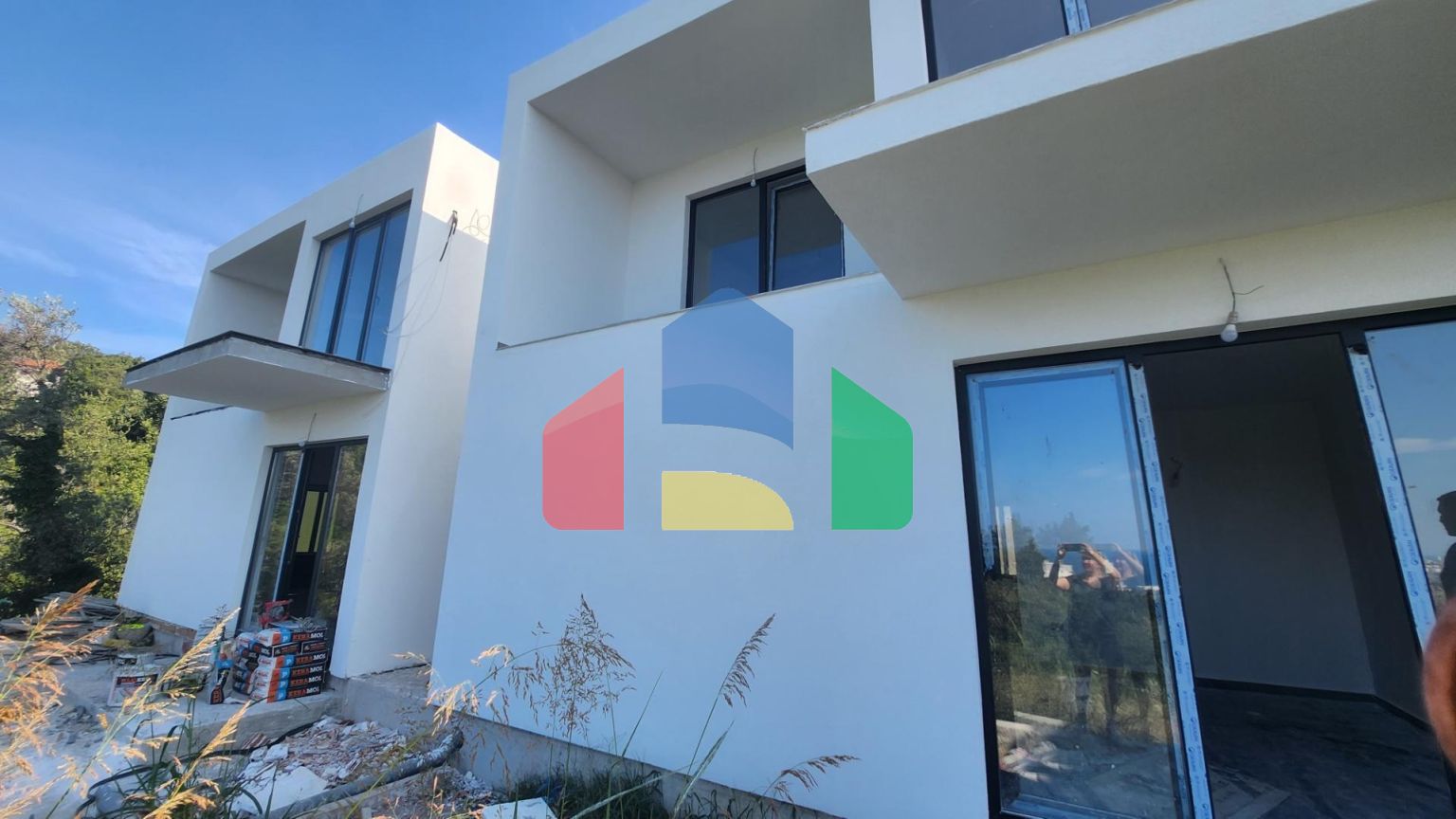 Двухэтажный семейный новый дом