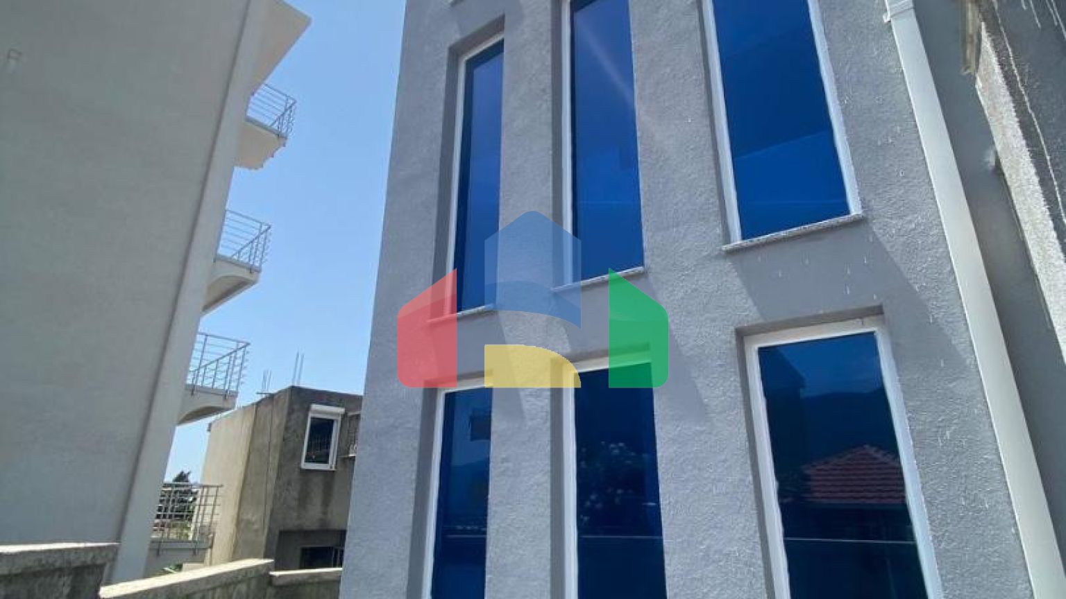 Продается новый видовой трехэтажный дом в Баре