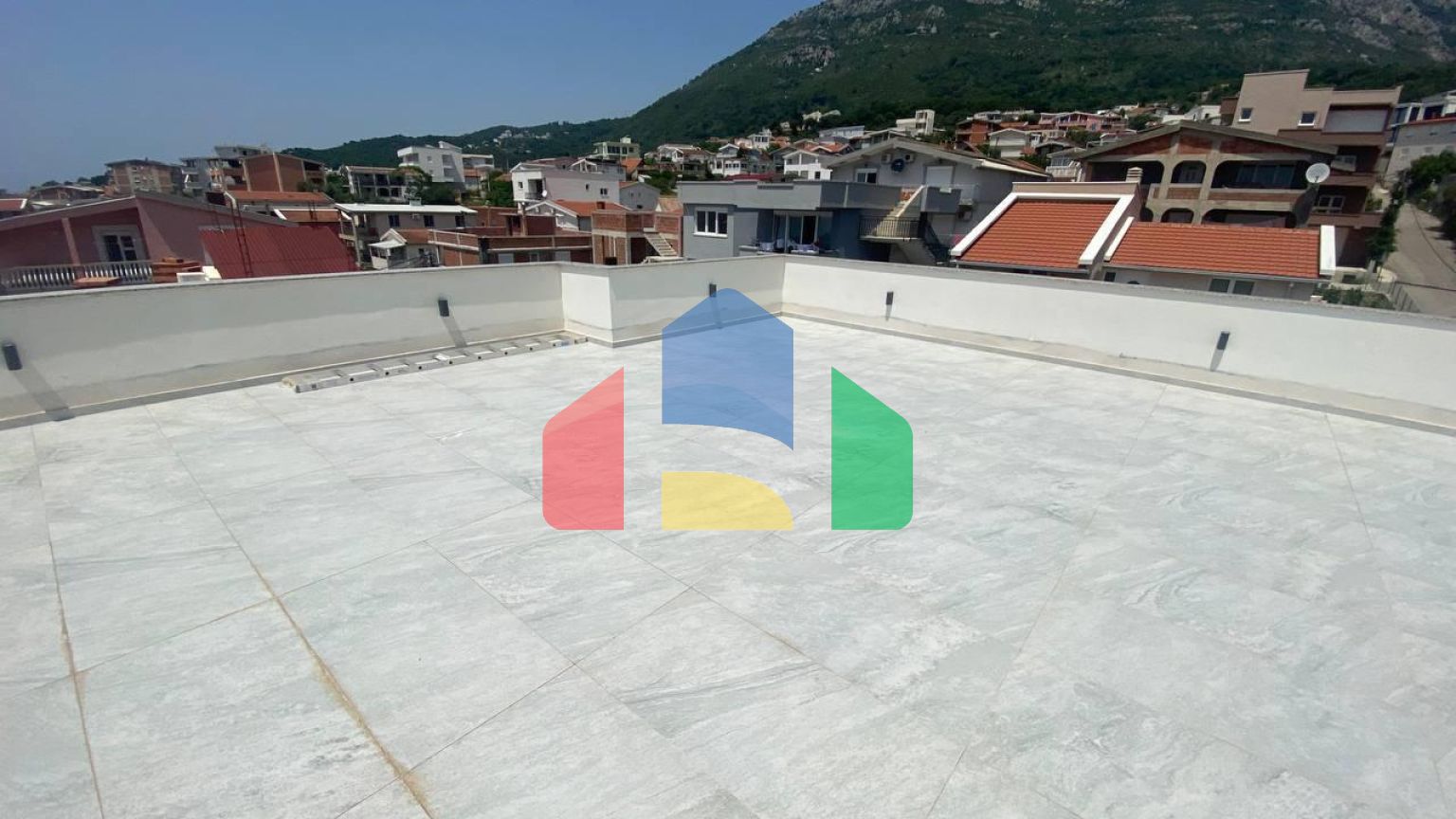 Продается новый видовой трехэтажный дом в Баре