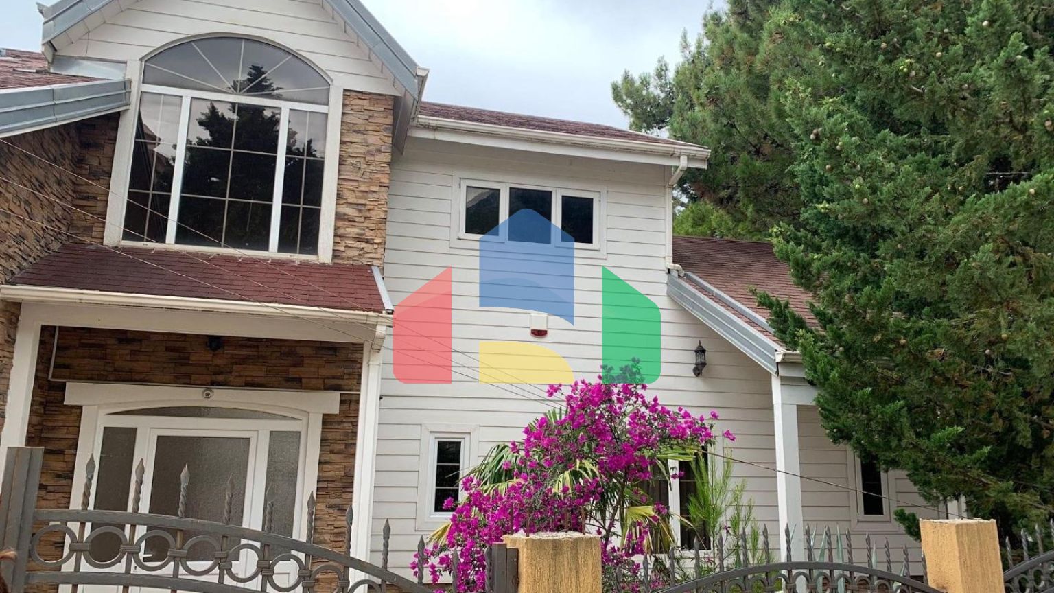 Вилла в сосновой роще с прекрасным видом на море в Зеленом поясе.