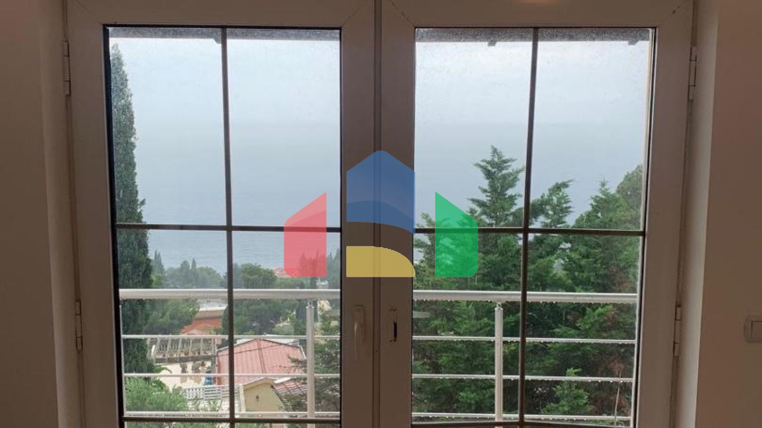 Вилла в сосновой роще с прекрасным видом на море в Зеленом поясе.