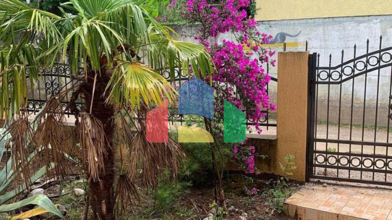 Вилла в сосновой роще с прекрасным видом на море в Зеленом поясе.