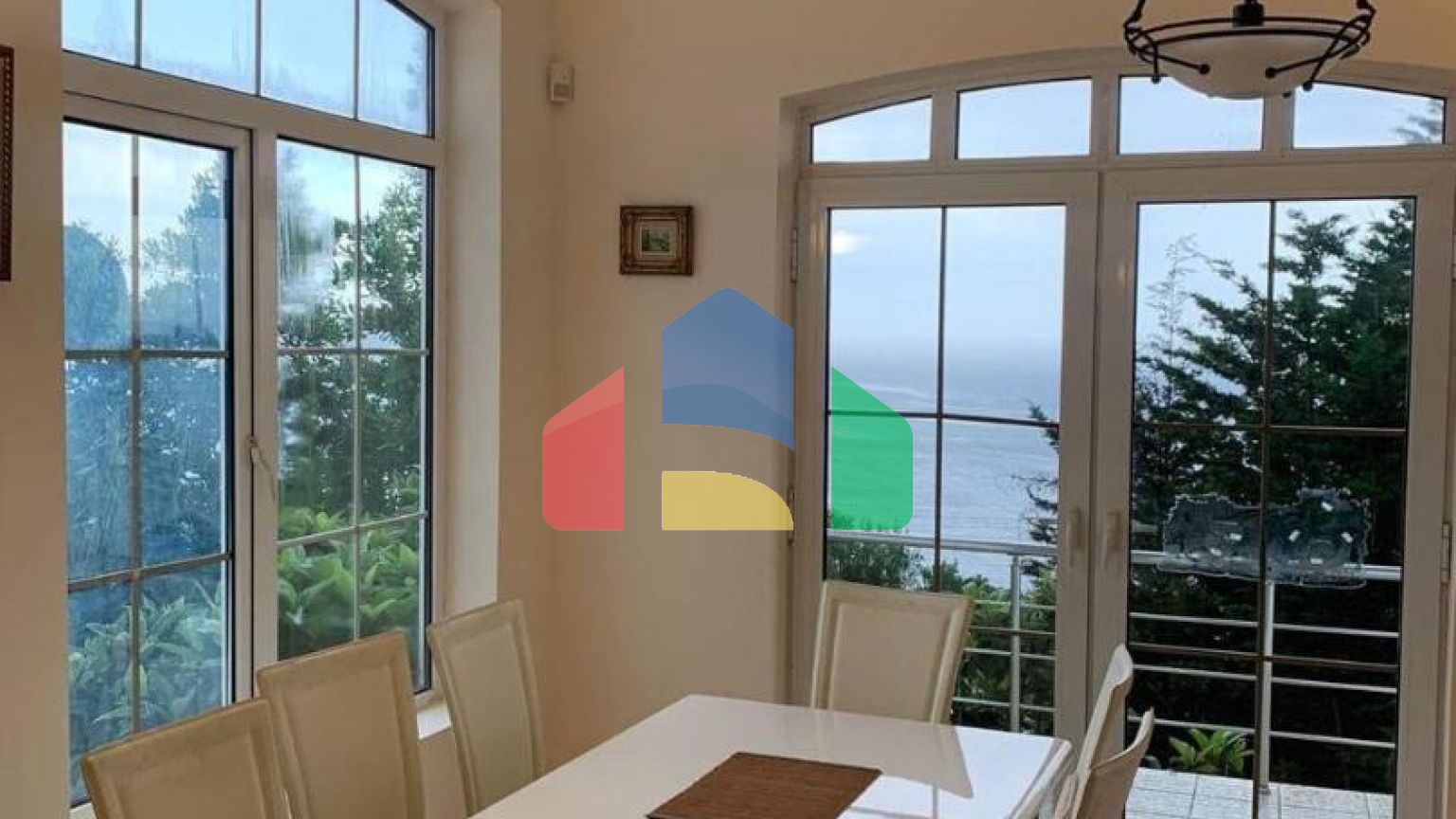 Вилла в сосновой роще с прекрасным видом на море в Зеленом поясе.