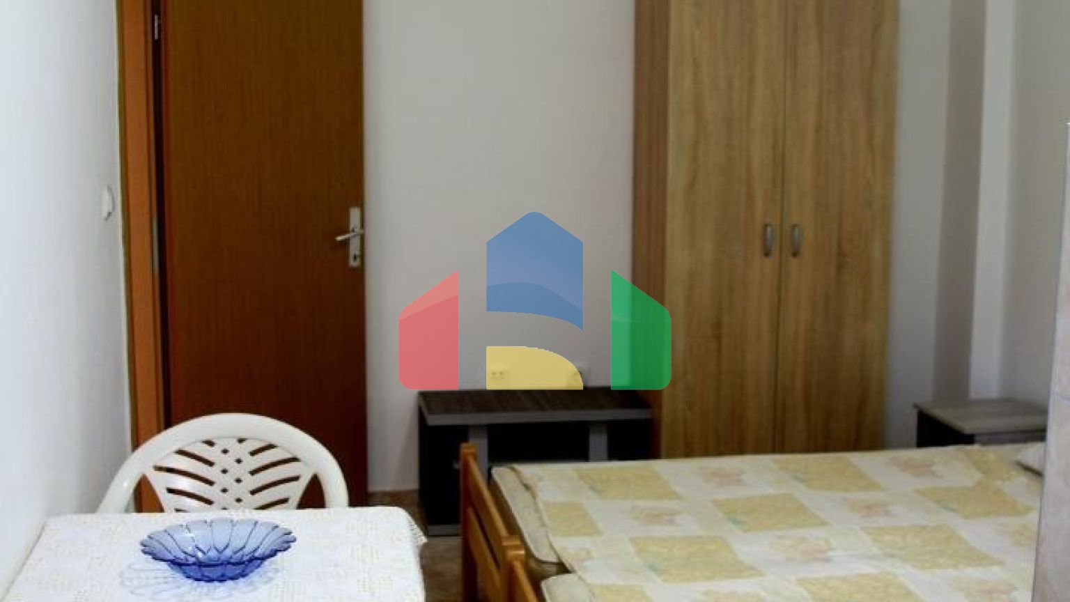 Большой трёхэтажный дом в Шушани, Бар