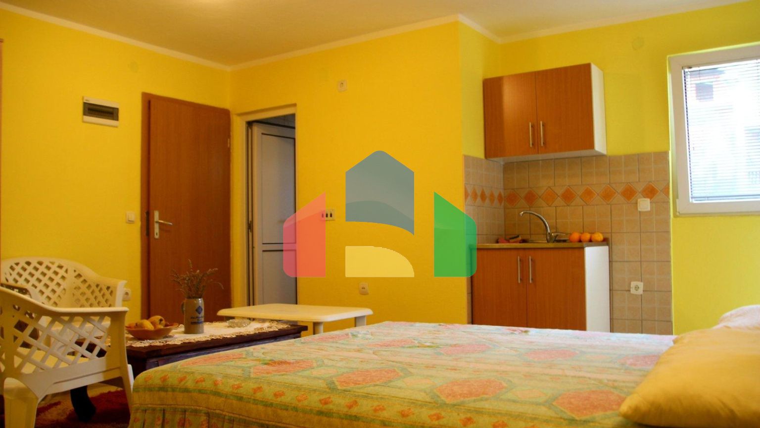 Большой трёхэтажный дом в Шушани, Бар