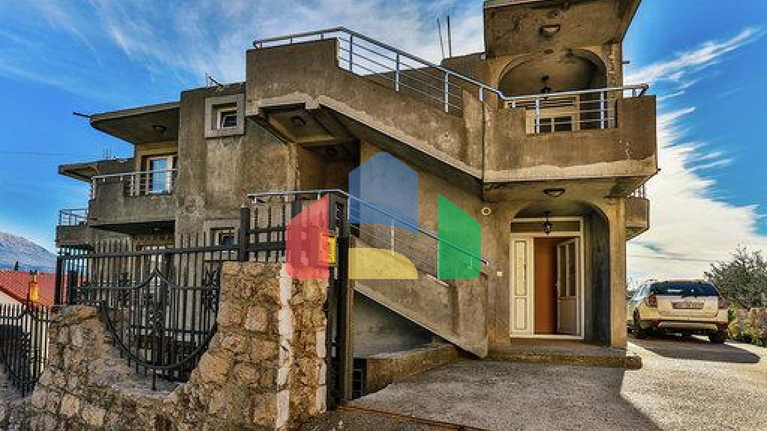 Большой трёхэтажный дом в Шушани, Бар