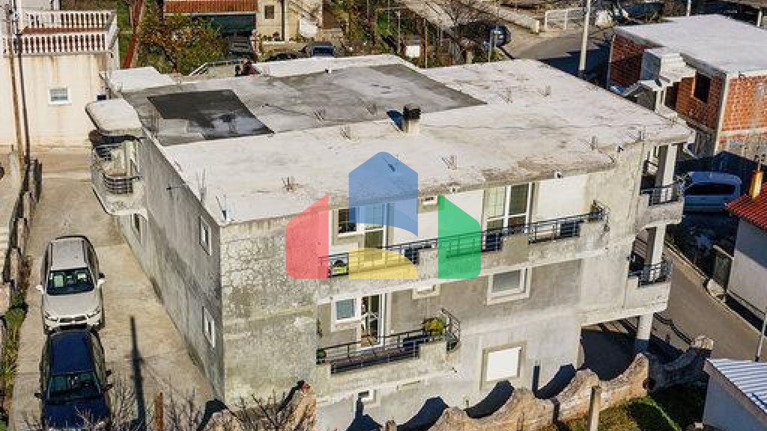 Большой трёхэтажный дом в Шушани, Бар