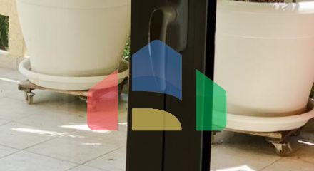 Вилла с тенистым зеленым участком и отличным панорамным видом на Адриатическое море