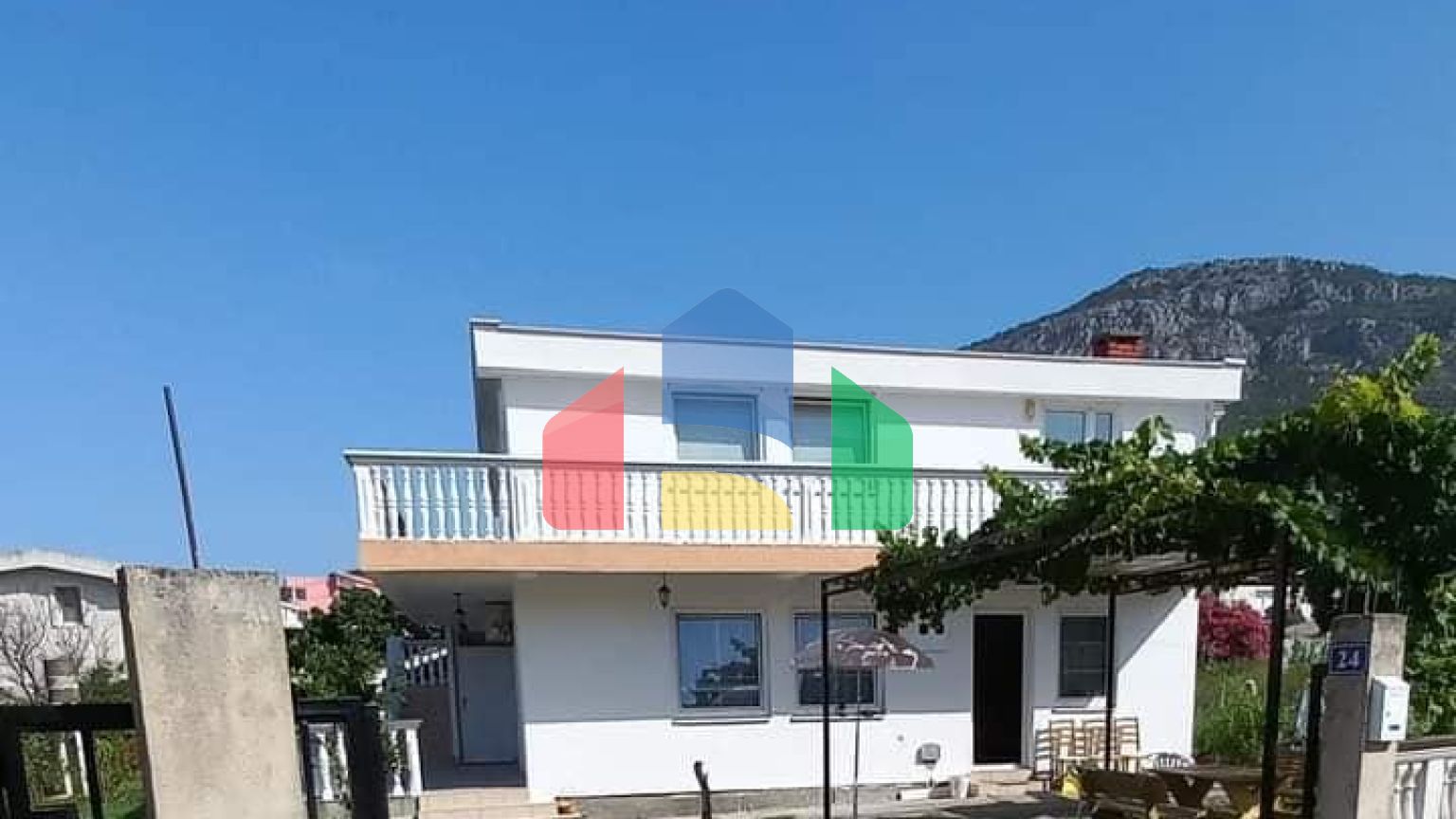 Двухэтажный дом с участком в районе Илино, Бар.