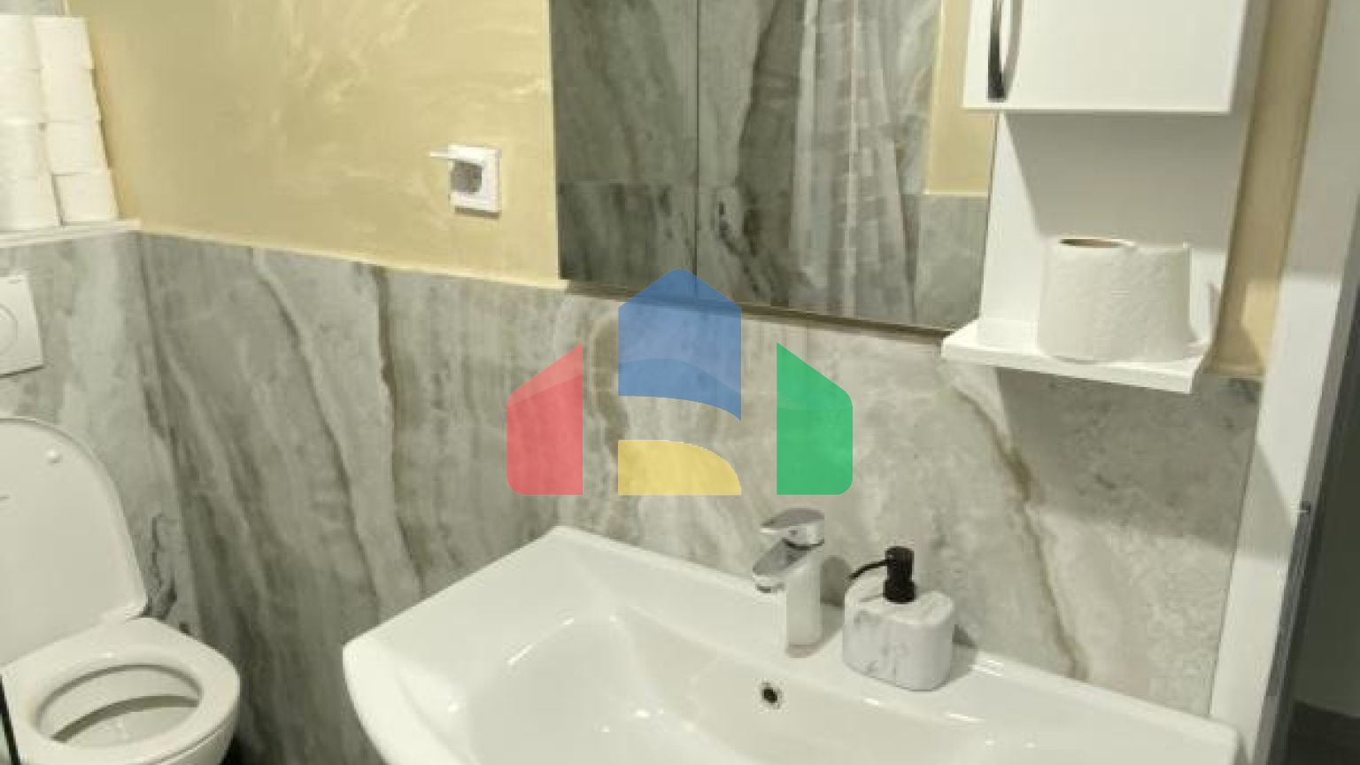 Квартира с двумя спальнями в малоквартирном доме в Баре.