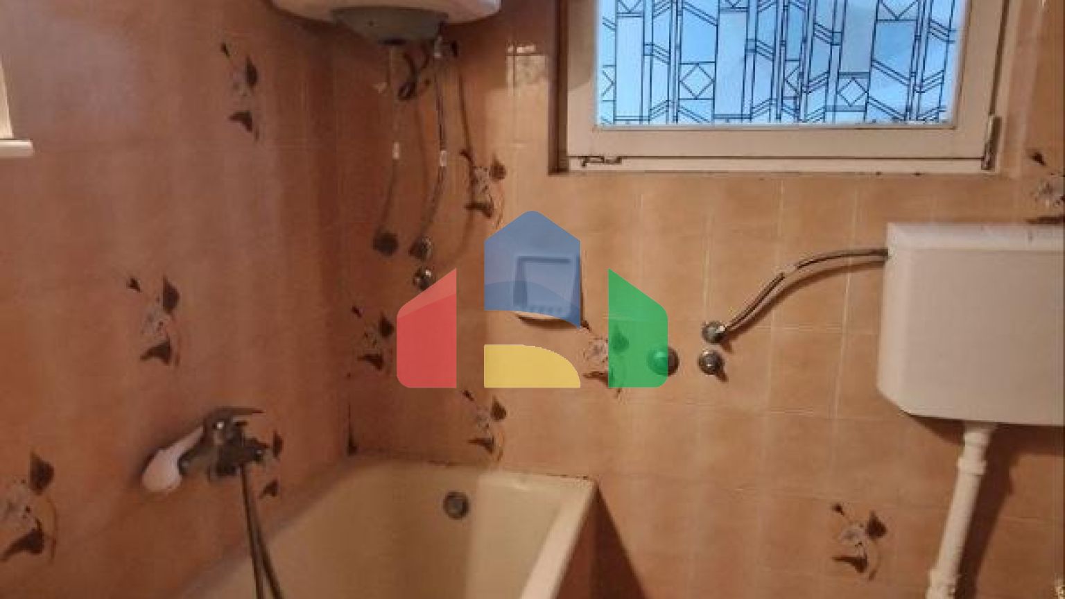 Легальная квартира с тремя спальнями на втором этаже четырехэтажного дома в Шушань, Бар.