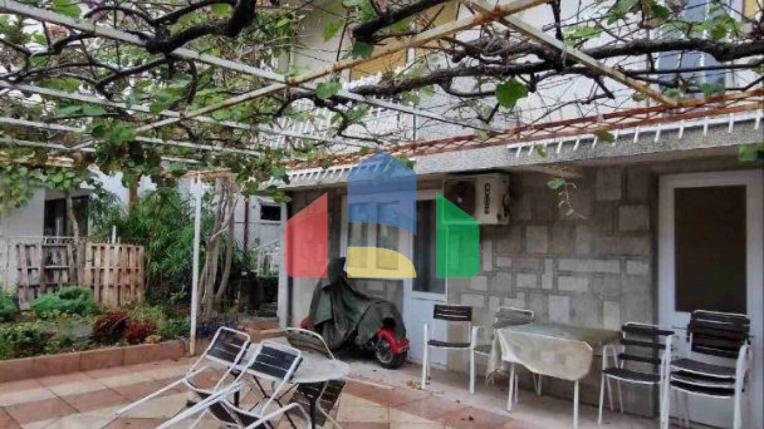 Легальная квартира с тремя спальнями на втором этаже четырехэтажного дома в Шушань, Бар.