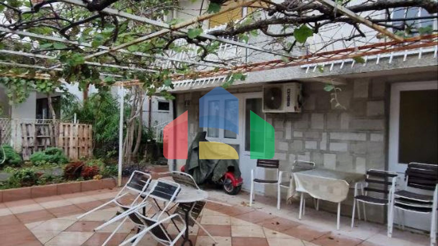 Легальная квартира с тремя спальнями на втором этаже четырехэтажного дома в Шушань, Бар.