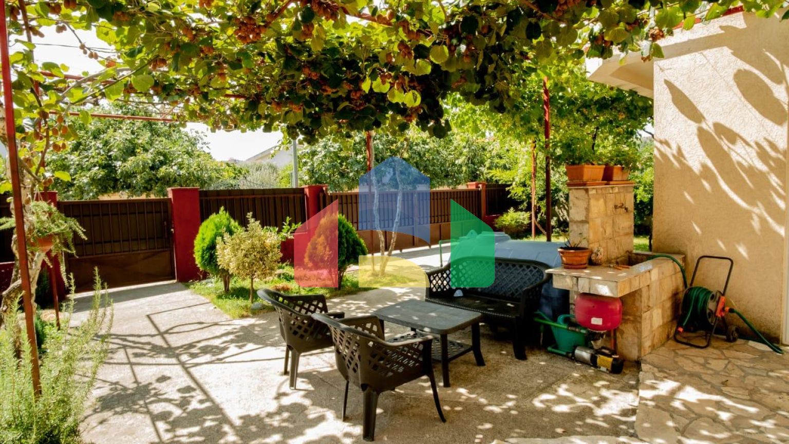 Дом в пригороде Бара, район Полье