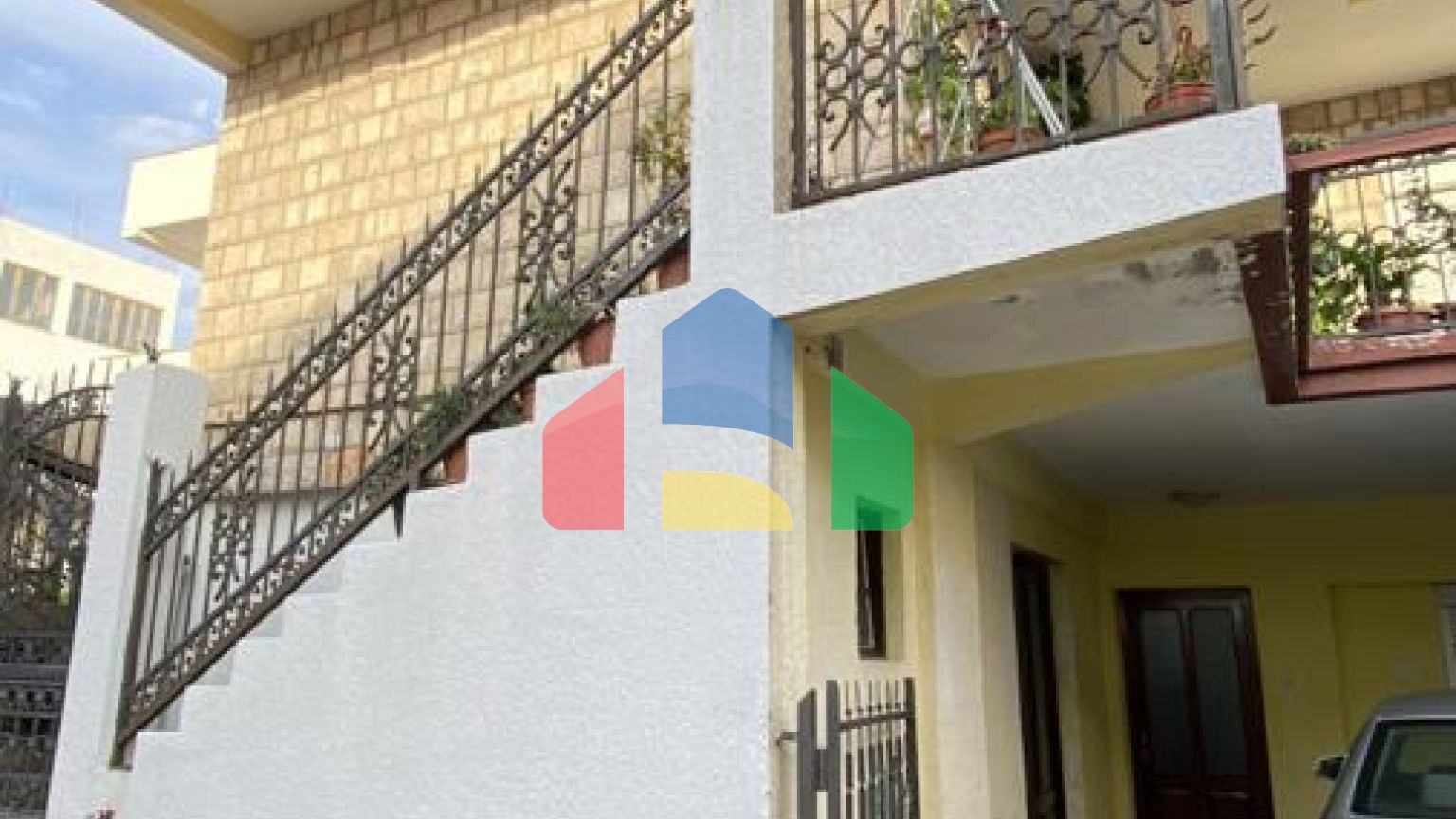 Двухэтажный дом с видом в Старом Баре.