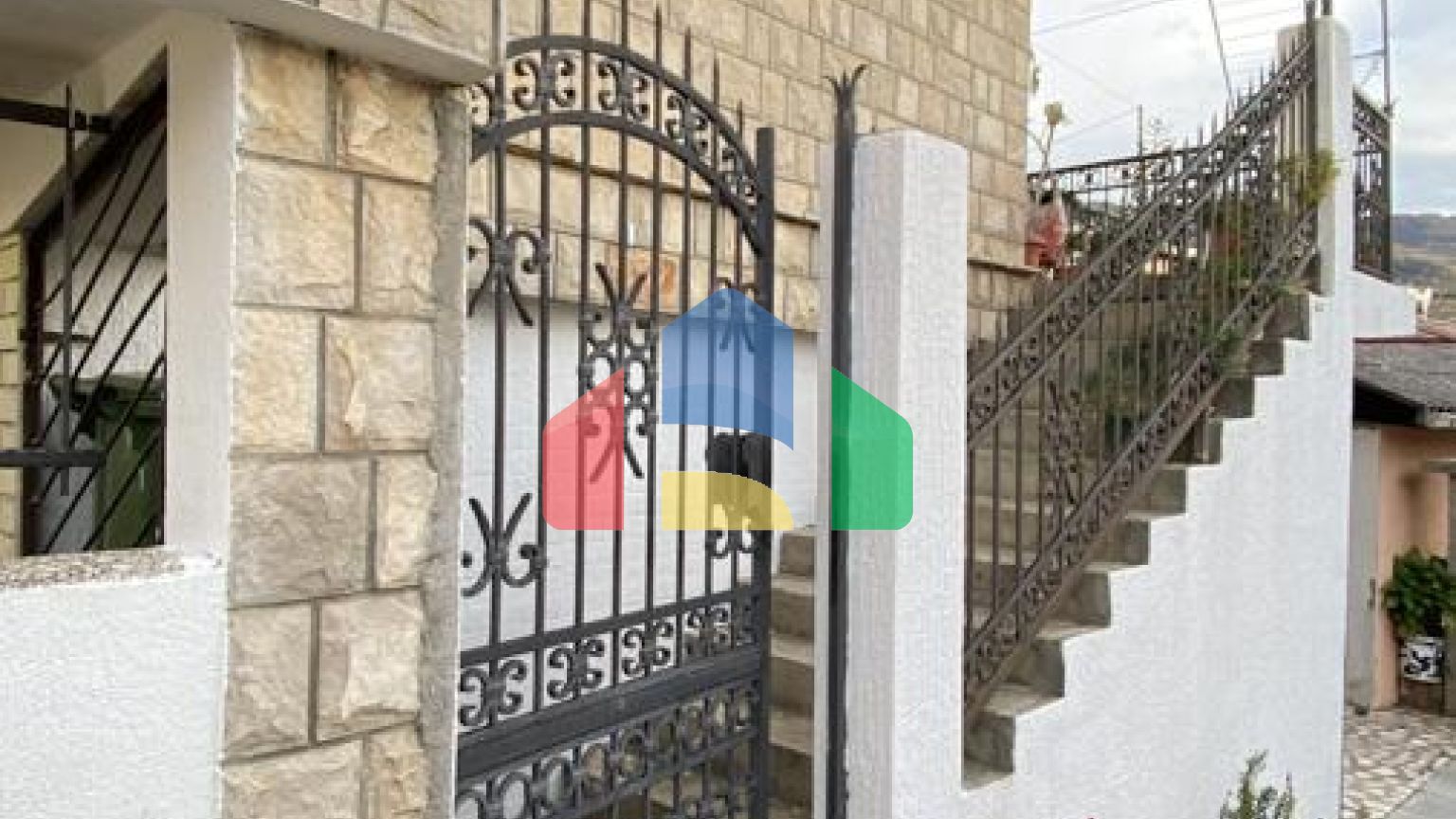 Двухэтажный дом с видом в Старом Баре.