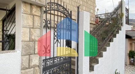 Двухэтажный дом с видом в Старом Баре.