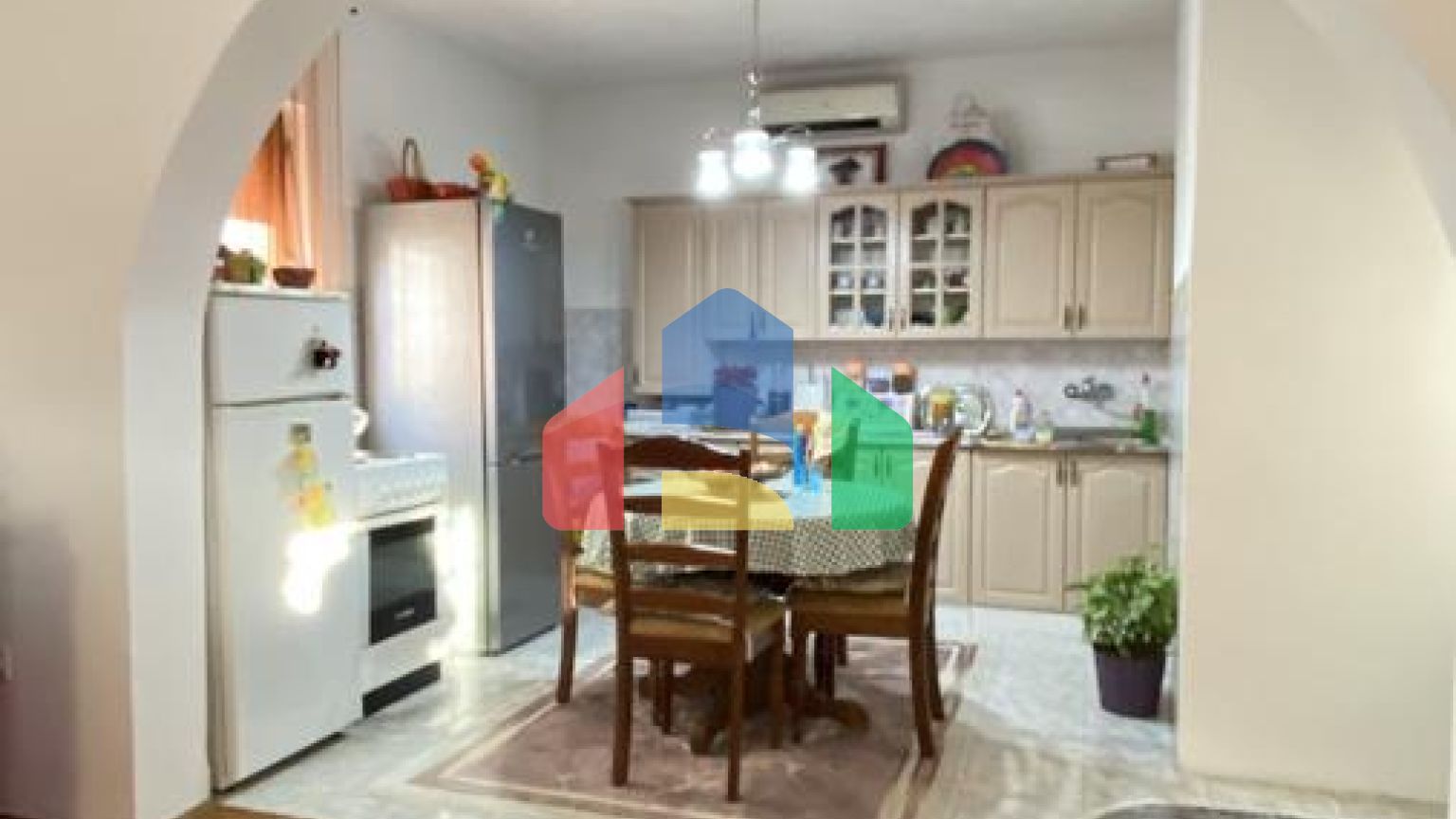 Двухэтажный дом с видом в Старом Баре.