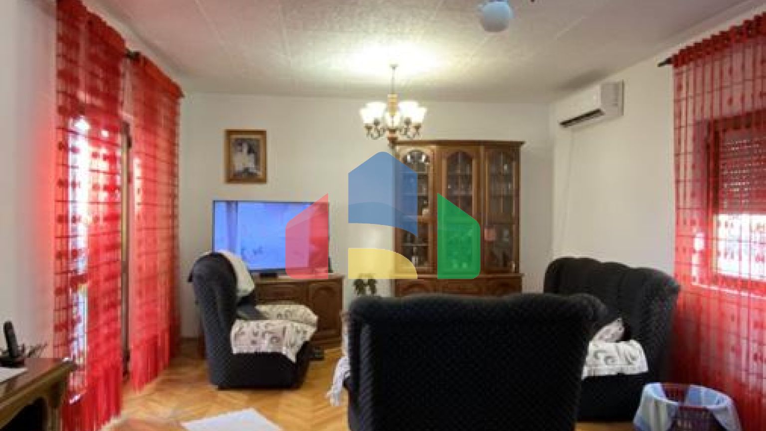 Двухэтажный дом с видом в Старом Баре.