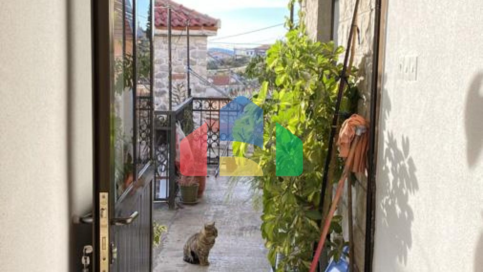 Двухэтажный дом с видом в Старом Баре.