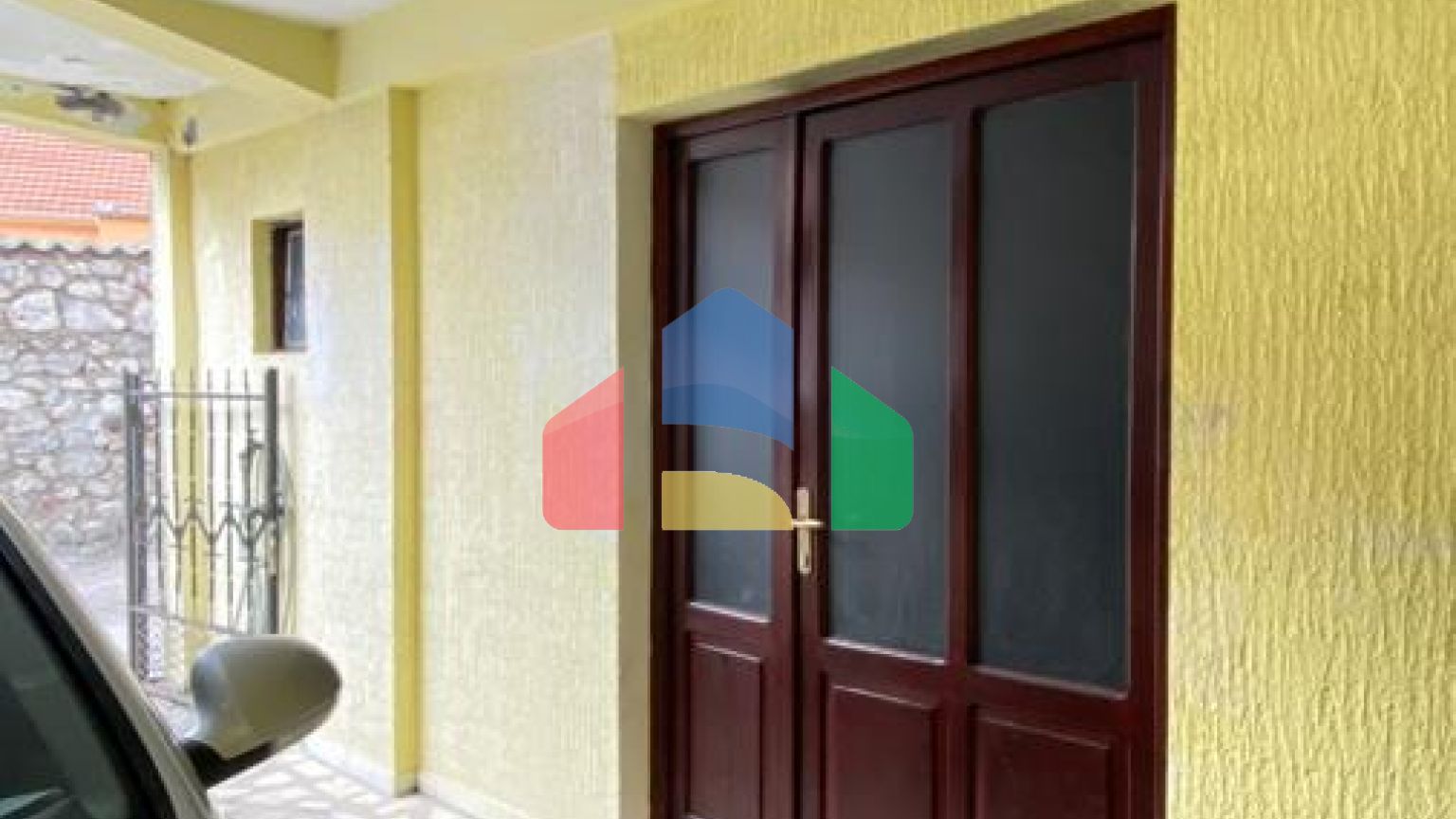 Двухэтажный дом с видом в Старом Баре.