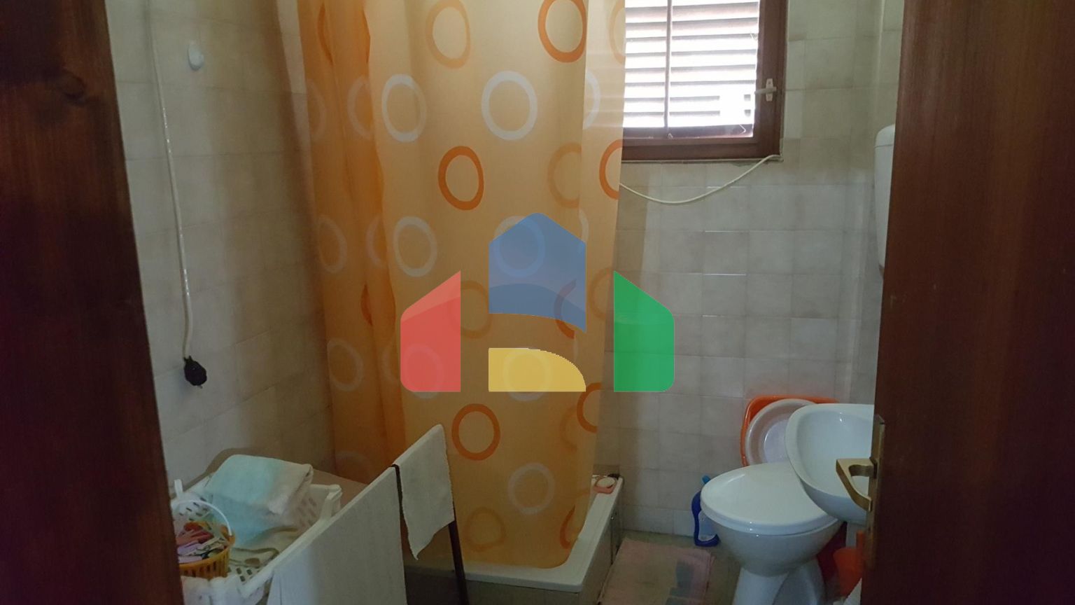 Двухэтажный дом с большим участком в районе Шушань, Бар.