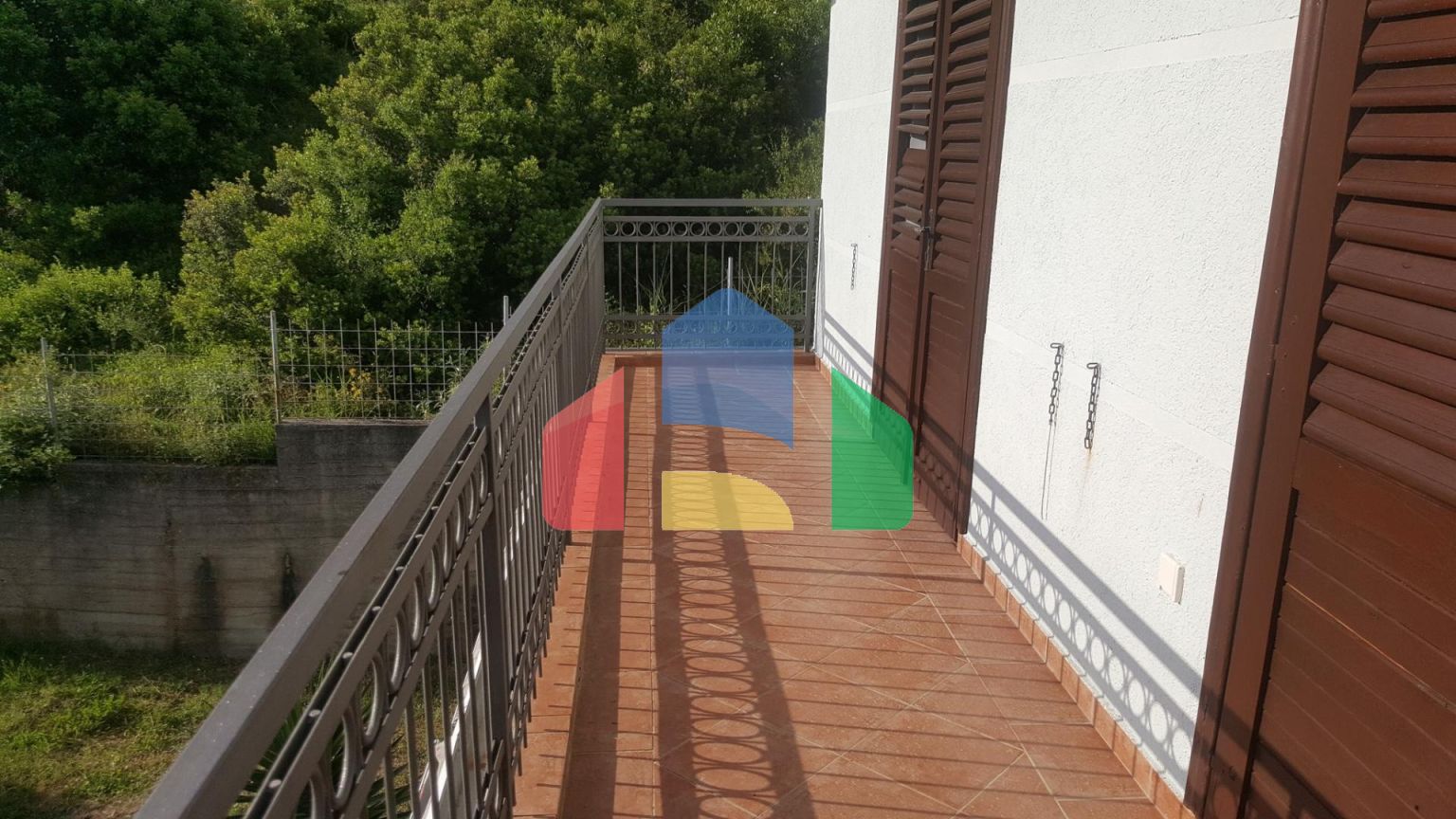 Двухэтажный дом с большим участком в районе Шушань, Бар.