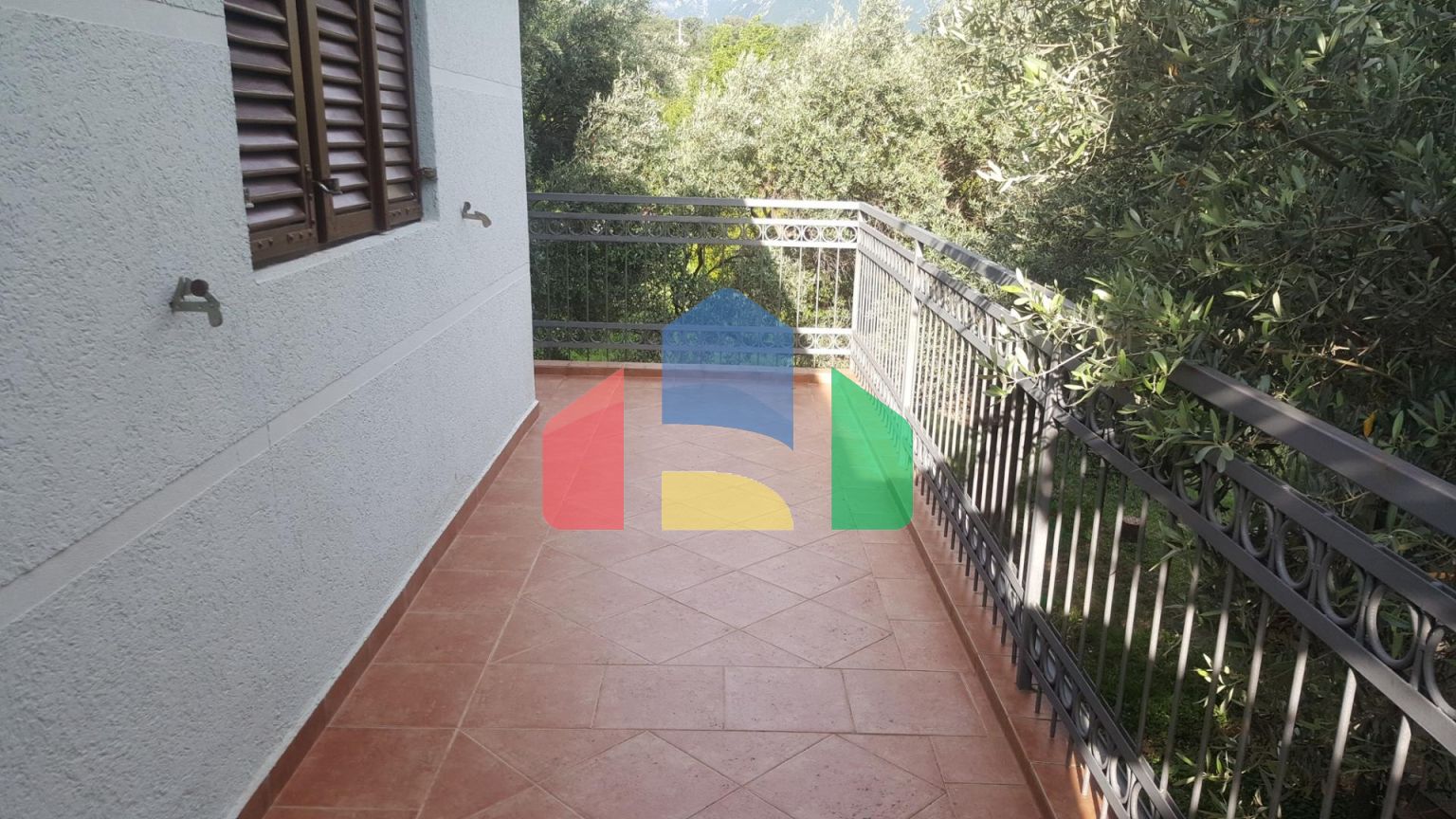 Двухэтажный дом с большим участком в районе Шушань, Бар.