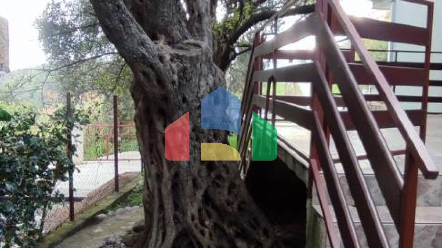 Двухэтажный дом с большим участком в районе Шушань, Бар.