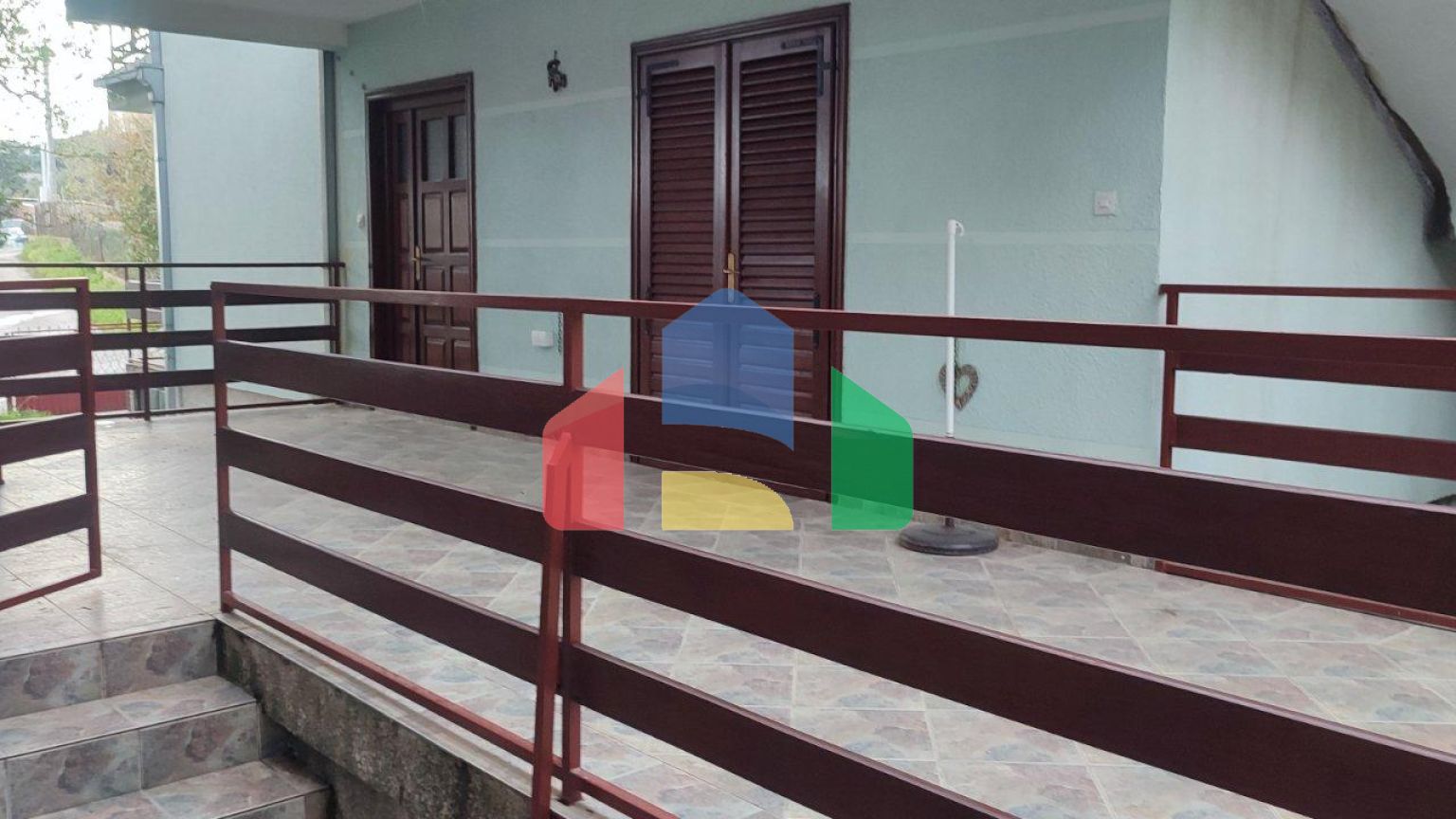 Двухэтажный дом с большим участком в районе Шушань, Бар.