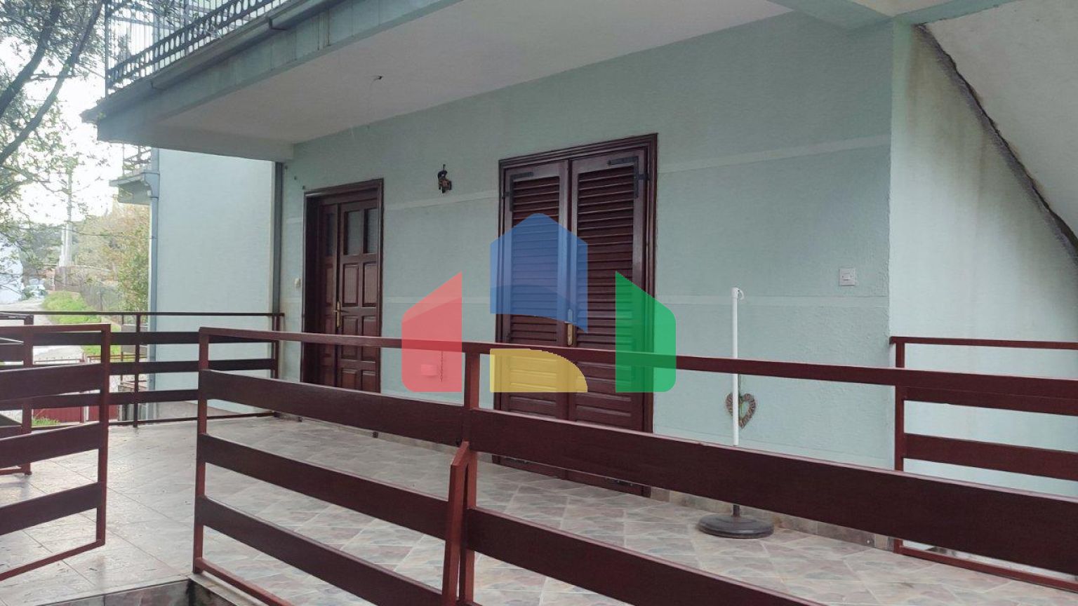 Двухэтажный дом с большим участком в районе Шушань, Бар.