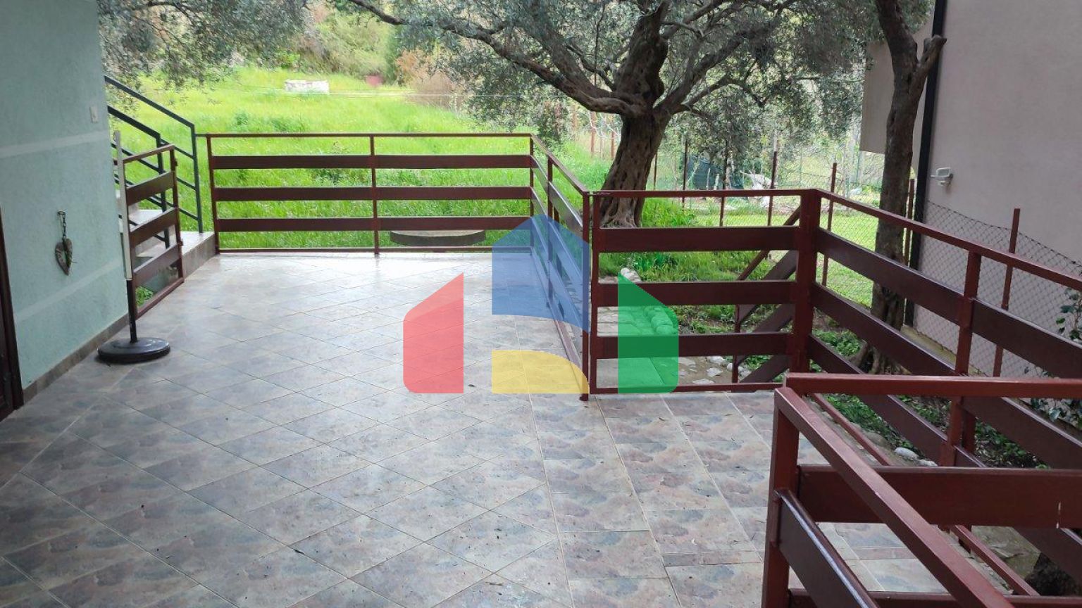 Двухэтажный дом с большим участком в районе Шушань, Бар.