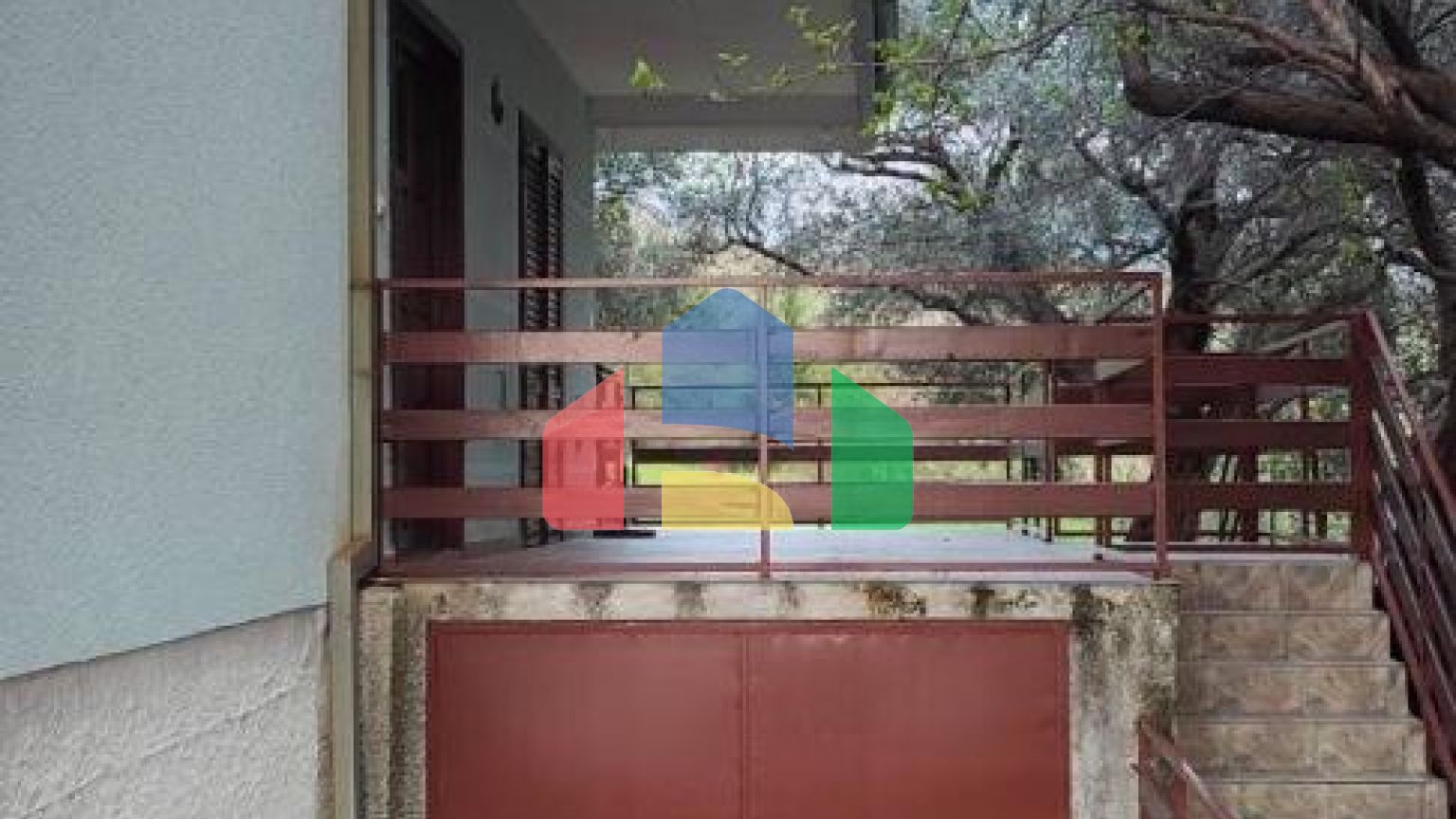 Двухэтажный дом с большим участком в районе Шушань, Бар.