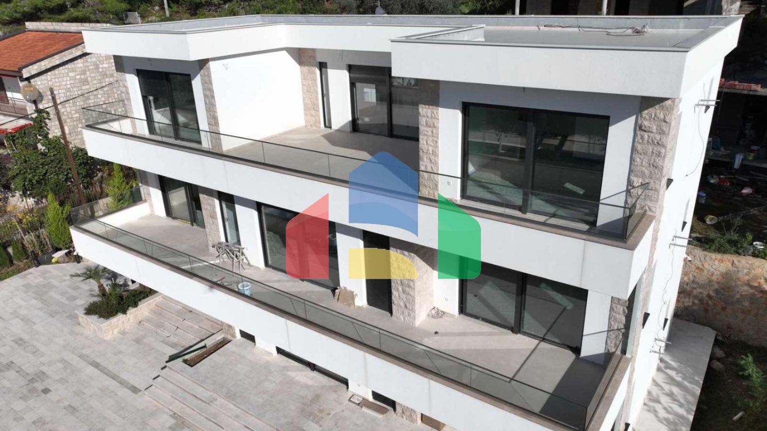 Предлагается к продаже новая современная вилла рядом с морем.