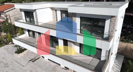 Предлагается к продаже новая современная вилла рядом с морем.