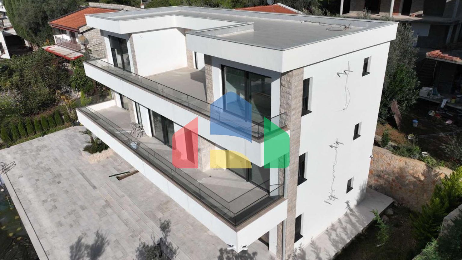 Предлагается к продаже новая современная вилла рядом с морем.