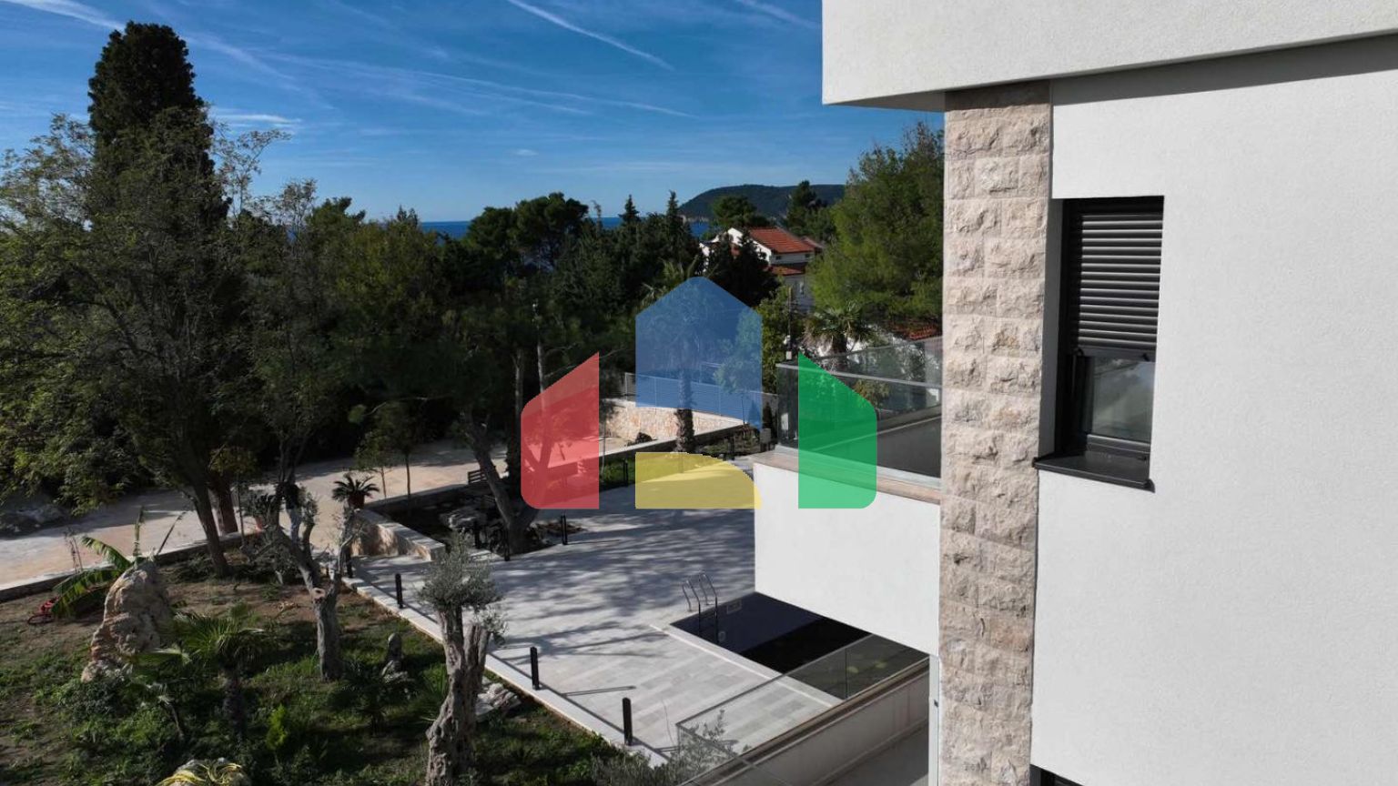 Предлагается к продаже новая современная вилла рядом с морем.