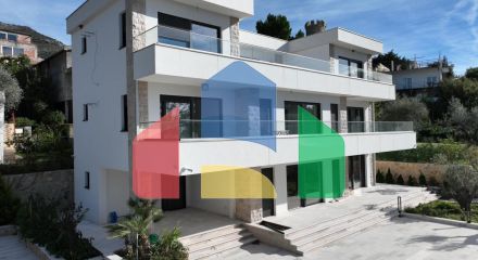 Предлагается к продаже новая современная вилла рядом с морем.