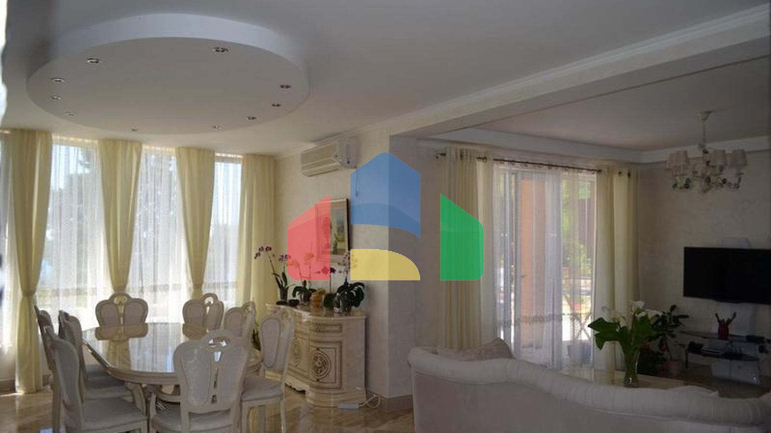 Трехэтажная вилла в самом сердце Барской Ривьеры