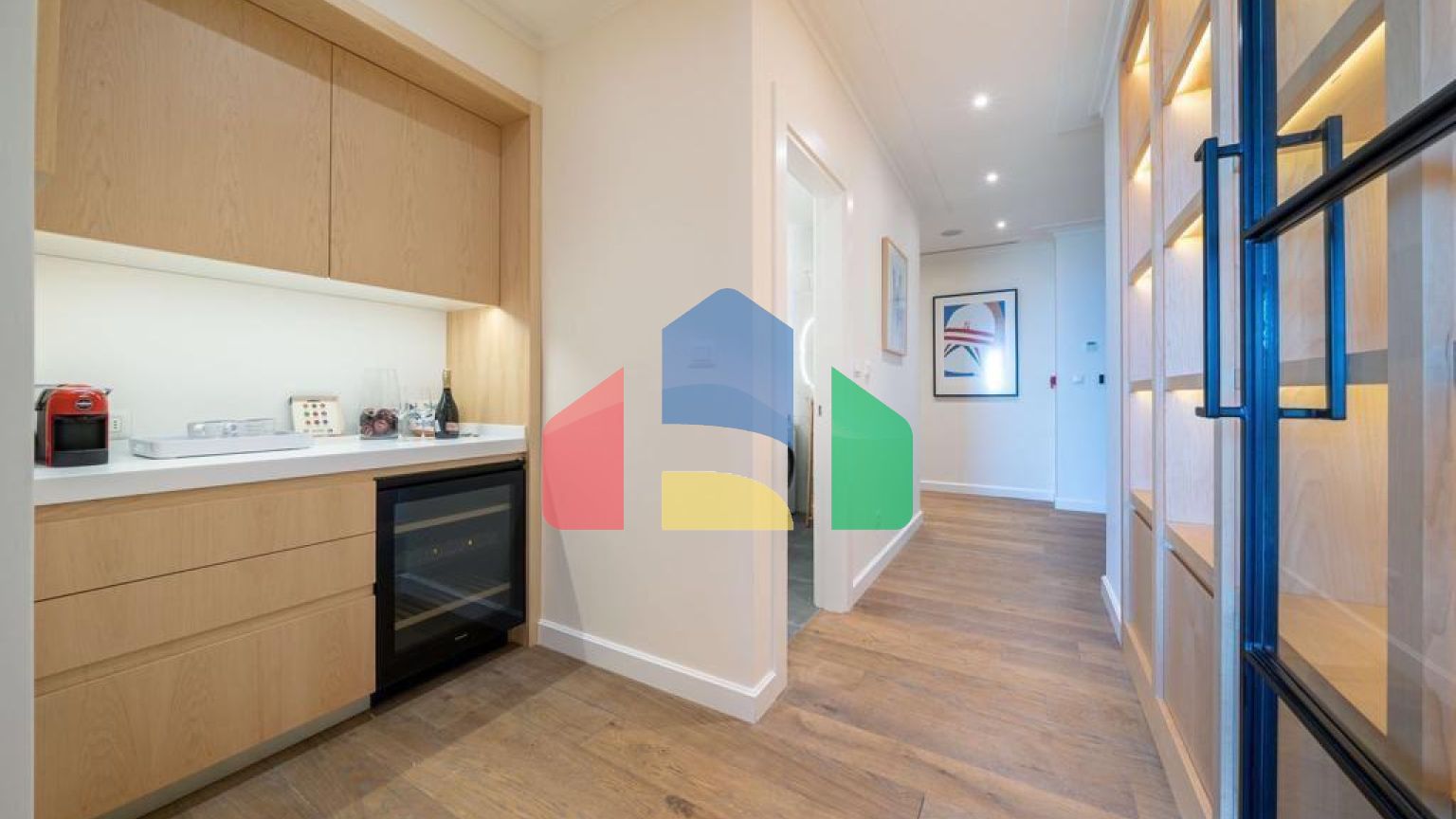 Просторная дизайнерская квартира класса люкс с панорамным видом на море в современном комплексе в Баре.