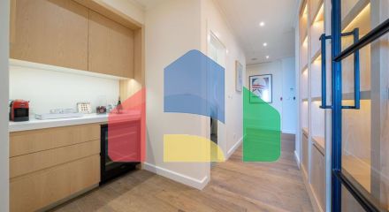 Просторная дизайнерская квартира класса люкс с панорамным видом на море в современном комплексе в Баре.