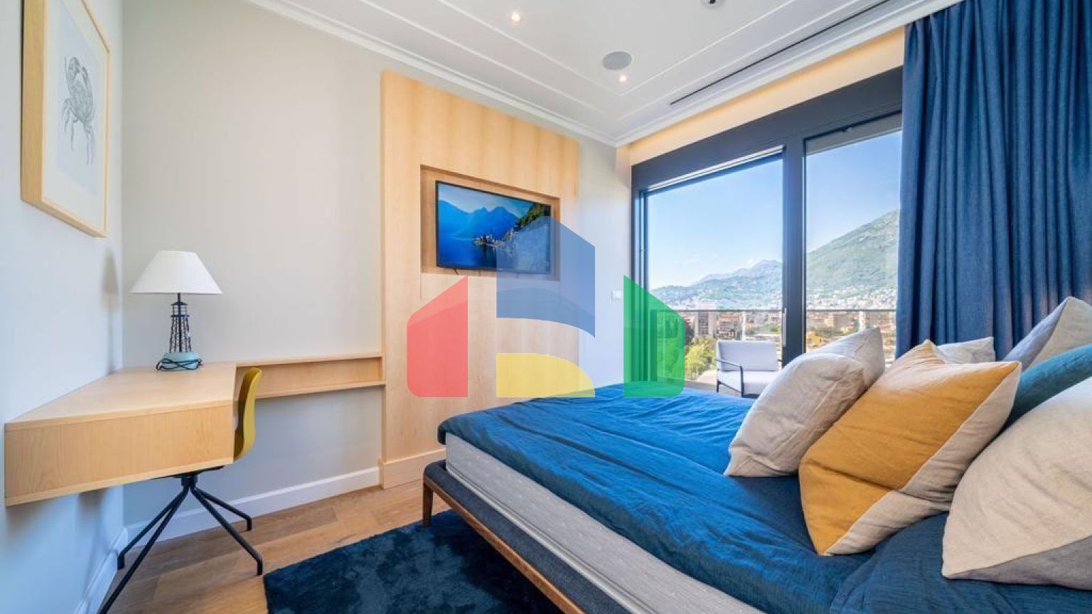 Просторная дизайнерская квартира класса люкс с панорамным видом на море в современном комплексе в Баре.