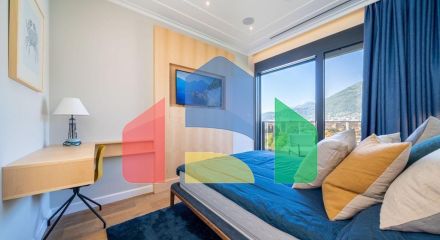 Просторная дизайнерская квартира класса люкс с панорамным видом на море в современном комплексе в Баре.