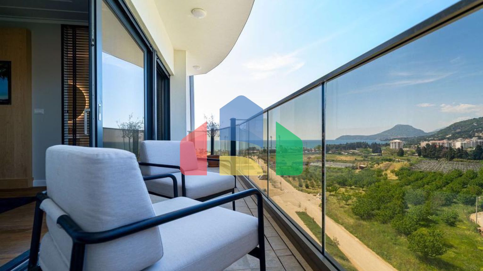 Просторная дизайнерская квартира класса люкс с панорамным видом на море в современном комплексе в Баре.